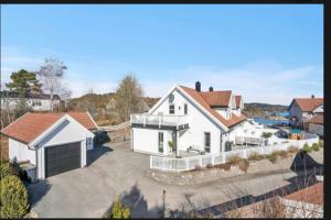 una vista aérea de una casa blanca en Nydelig hus med utsikt, en Kristiansand