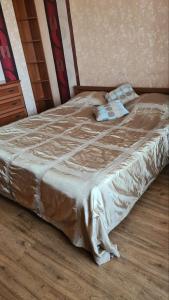 ルツカイにあるАпартаменти Кравчука, 34а, Порт Сітіの大型ベッド1台(ウッドフロアのベッドルーム内)