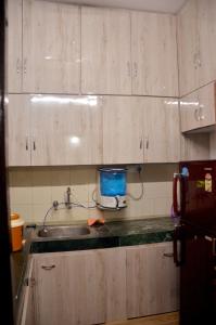 een aanrecht met een wastafel en een mixer bij Pinakin Homestay in Ujjain +2 foto's