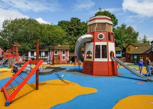 un parque infantil con tobogán y estructura de juegos en Wild Acre Village At Sundown Adventureland en Retford
