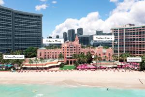 uma vista para a praia e para a torre de Miami em The Royal Hawaiian, A Luxury Collection Resort, Waikiki em Honolulu