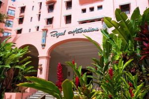 un edificio rosa con un letrero que lee Hotel Anaheim en The Royal Hawaiian, A Luxury Collection Resort, Waikiki en Honolulu