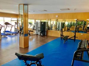 een fitnessruimte met verschillende loopbanden en machines bij Townhouse with pool view - Vime Reserva de Marbella in Marbella