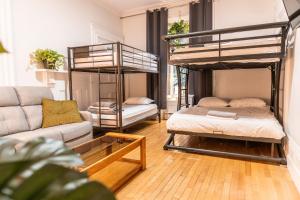 Katil dua tingkat atau katil-katil dua tingkat dalam bilik di Auberge de la paix