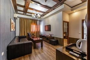 een woonkamer met een bank en een tafel bij Hotel House in Rishon LeẔiyyon