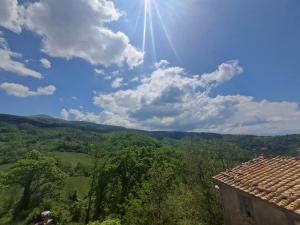 - une vue sur le ciel bleu et le soleil dans l'établissement Nonna Zaira, à Seggiano