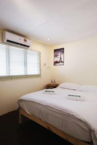1 Schlafzimmer mit 2 Betten und Klimaanlage an der Wand in der Unterkunft monstera homestay (Lenggong) in Kampong Ulu Jepai