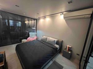 เตียงในห้องที่ TownHome in Charoen Nakhorn 60 near BTS Iconsiam Asiatique and Chaophraya River Maximum 4 Guests