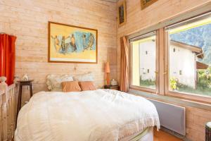 A bed or beds in a room at Chalet Sunshine Argentiere Chamonix