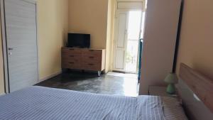 ein Schlafzimmer mit einem Bett und einem TV auf einer Kommode in der Unterkunft Casa Cindy in Lamezia Terme