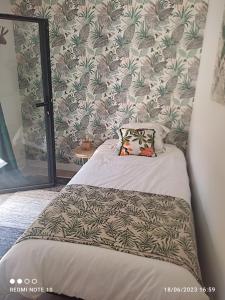 een slaapkamer met een bed met ananas behang bij Ty Marok -proche des plage et des commerces in Douarnenez