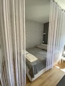 1 dormitorio con 1 cama con cortinas en una habitación en Apartament Czytelnia - parking gratis, en Poznan
