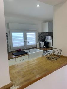 Kuchnia lub aneks kuchenny w obiekcie Studio indépendant, front de mer et plage à 200m