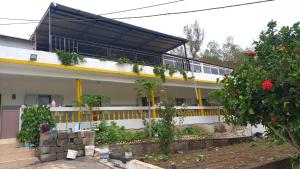 a house with a yellow and white at Recanto da Montanha in Rui Vaz