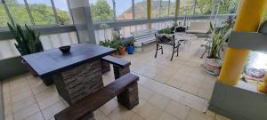 Rui Vaz的住宿－Recanto da Montanha，阳台配有长凳和桌子