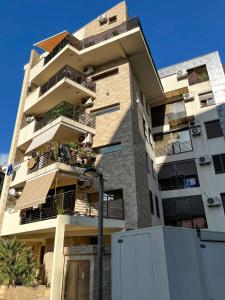 Il propose un grand appartement doté d'un balcon. dans l'établissement B&O Apartment, à Budva