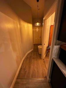 un pasillo con una escalera que conduce a una habitación en Victoria’s Dream, en Aberdeen