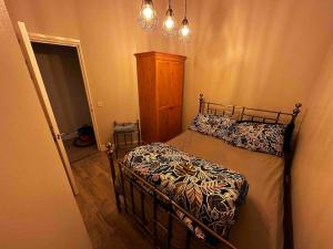 een slaapkamer met een bed en een dressoir bij Victoria’s Dream in Aberdeen