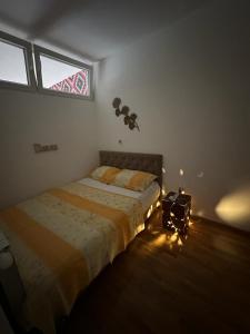 1 Schlafzimmer mit 2 Betten und einem Fenster in der Unterkunft Sarajevo Bulevar in Sarajevo