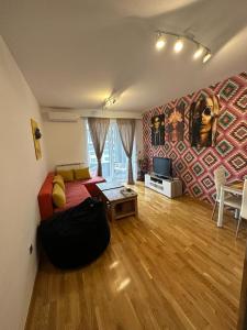 ein Wohnzimmer mit einem Bett und einem Tisch in der Unterkunft Sarajevo Bulevar in Sarajevo