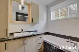 Η κουζίνα ή μικρή κουζίνα στο Ares chalet avec Spa et piscine +22 φωτογραφίες