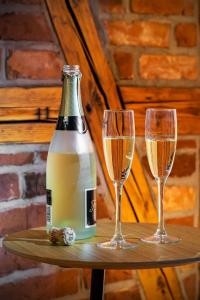 een fles champagne en twee glazen op een tafel bij Ferienwohnung-Meiser in Oberwaroldern