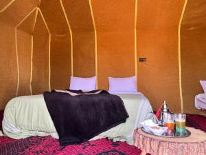 En eller flere senge i et værelse på Unique sahara camp