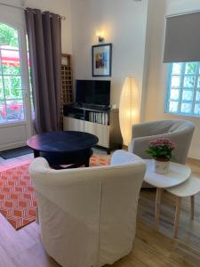 salon z dwoma krzesłami i stołem w obiekcie Studio indépendant, front de mer et plage à 200m w mieście Antibes