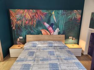 een slaapkamer met een bed met een schilderij aan de muur bij Casetta Lungomare in Pescara