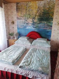 バラトンフェニヴェシュにあるApartment Balatonfenyves/Balaton 18403のベッドルーム1室(壁に絵画付)