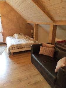 sala de estar con cama y sofá en la roseraie, en Fréland