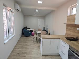 Kuchyň nebo kuchyňský kout v ubytování Apartman LENI2 u centru Zajecara