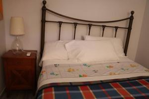 Palm Beach Apartment in La Duquesa في مانيلفا: غرفة نوم مع سرير مع اللوح الأمامي الخشبي