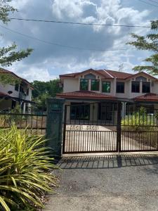 ein Haus mit einem Tor davor in der Unterkunft Puncak Villa 10-20pax in Kuala Kangsar