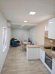 una oficina con cocina y comedor en Apartman LENI2 u centru Zajecara, en Zajecar