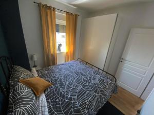 1 dormitorio con cama y ventana en 2 Terraces Apartment in Urban Villa - MLII, en Varaždin