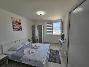 ドニー・ミラノヴァツにあるApartman Jovanovicの小さなベッドルーム(ベッド1台、窓付)