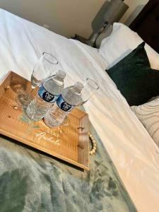 a tray with two water glasses on a bed at New Cozy home: Near Stadium in Columbia