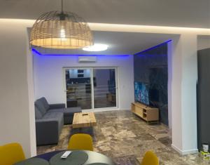 uma sala de estar com um sofá e uma mesa em Del Mar three bed flat. em Puerto de Sagunto