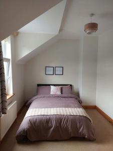 um quarto com uma cama grande num sótão em Home in Ennis em Ennis