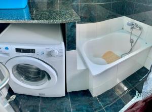 pralka w łazience z umywalką w obiekcie Casa graziella w mieście Peschici
