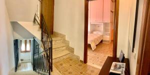 un pasillo con una escalera que conduce a un dormitorio en Casa graziella, en Peschici