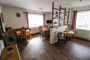 ein Wohnzimmer mit einem Tisch und einem Esszimmer in der Unterkunft Chalupa Hana in Vestec