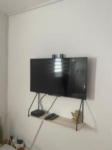 telewizor z płaskim ekranem na półce w pokoju w obiekcie Aspen Studio Apartment + FREE Parking w Lublanie
