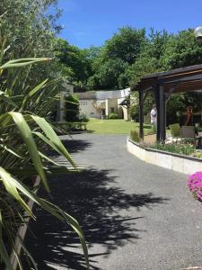 einen Garten mit einem Pavillon und einem Gehweg in der Unterkunft Chambre Gargantua Le dolmen in Thizay