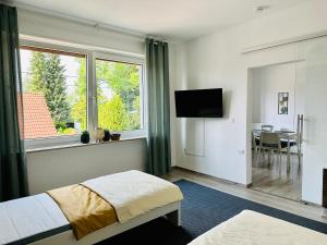 um quarto de hotel com uma cama e uma janela em Fair, University, BVB em Dortmund