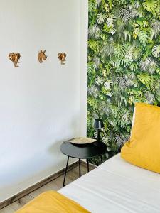 um quarto com uma cama e uma parede verde em Fair, University, BVB em Dortmund