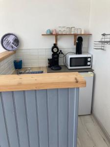 a kitchen with a counter top and a microwave at Villa del Ré 6 in La Flotte