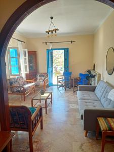 Posezení v ubytování Four view house in Kalymnos Κάθε μπαλκόνι έχει άλλη θέα