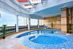 فندق رتاج الريان في الدوحة: مسبح كبير في مبنى كبير